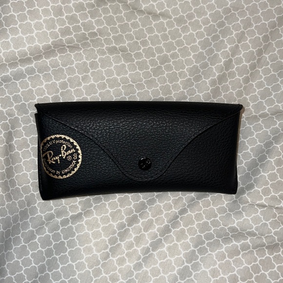 Ray Ban sun glass case with cleaning cloth - Picture 1 of 3